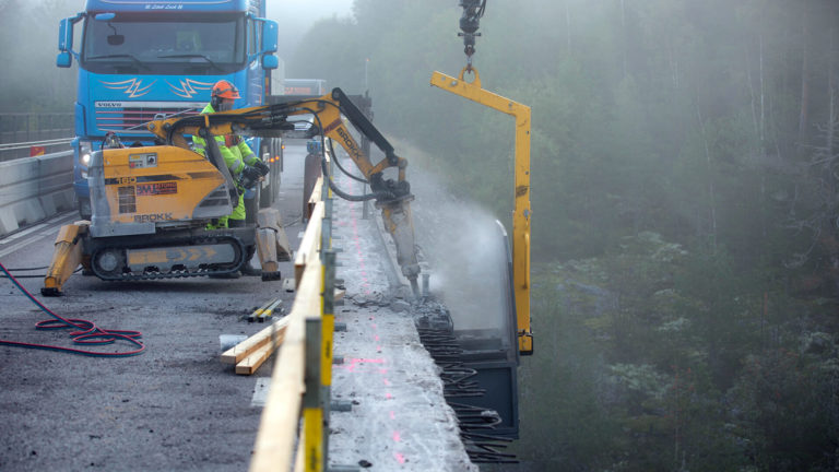 Bilning av kantbalk på Skasåsbron